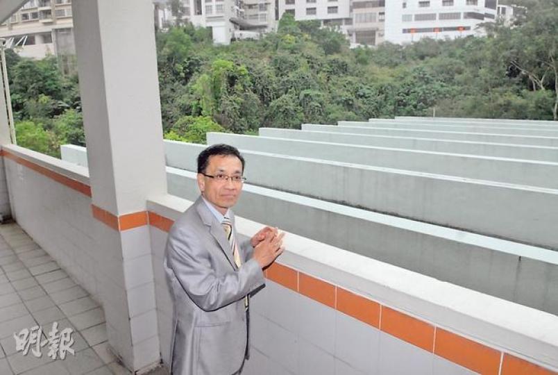 梁文燕紀念中學校長梁達衡表示,共接獲3次有關涉事教師的投訴,他按公務員程序向教師發警告信。(鍾炳然攝) 梁文燕紀念中學校長梁達衡表示,共接獲3次有關涉事教師的投訴,他按公務員程序向教師發警告信。(鍾炳然攝)