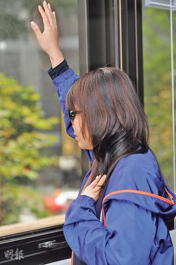 前女警劉女士(圖)經歷被警員丈夫施以暴力,至今仍要接受心理輔導及服藥。劉女士堅持站出來,只想呼籲警隊提高警覺,慎重處理每宗家暴個案,勿再讓其他婦女受傷害。(尹錦恩攝) 前女警劉女士(圖)經歷被警員丈夫施以暴力,至今仍要接受心理輔導及服藥。劉女士堅持站出來,只想呼籲警隊提高警覺,慎重處理每宗家暴個案,勿再讓其他婦女受傷害。(尹錦恩攝)