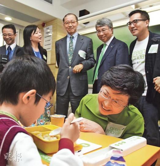 政務司長林鄭月娥(前穿綠衣者)噚日去長沙灣嘅中華基督教會協和小學,睇小學生享用「Green Monday」飯盒。所謂「Green Monday」,就係指星期一食素。鷹君集團主席羅嘉瑞(後排右三)話,旗下辦公室同酒店嘅員工餐廳,已經都喺星期一鼓勵員工食素。(林俊源攝) 政務司長林鄭月娥(前穿綠衣者)噚日去長沙灣嘅中華基督教會協和小學,睇小學生享用「Green Monday」飯盒。所謂「Green Monday」,就係指星期一食素。鷹君集團主席羅嘉瑞(後排右三)話,旗下辦公室同酒店嘅員工餐廳,已經都喺星期一鼓勵員工食素。(林俊源攝)
