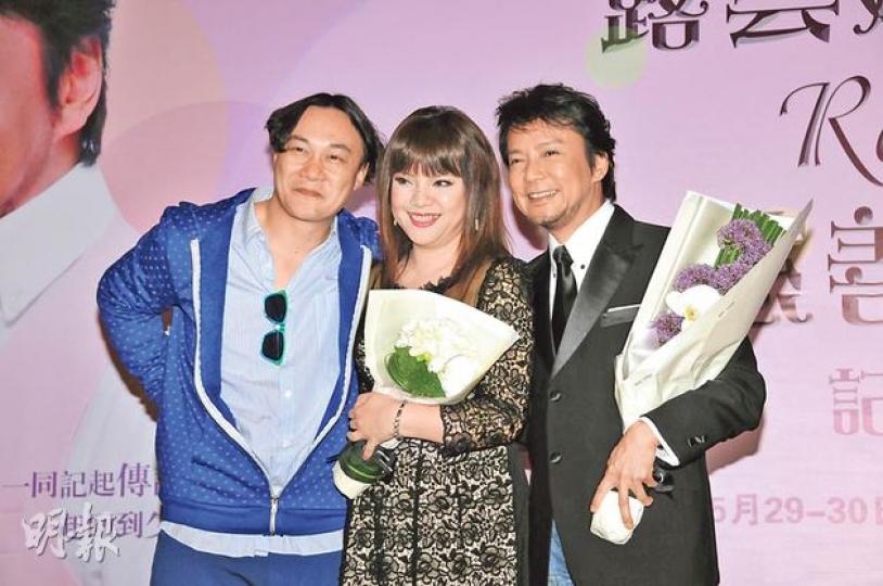 賈思樂(右起)與露雲娜將於5月尾舉行慈善演唱會,陳奕迅獻花打氣兼大讚兩位前輩。(攝影:梁迺楠) 賈思樂(右起)與露雲娜將於5月尾舉行慈善演唱會,陳奕迅獻花打氣兼大讚兩位前輩。(攝影:梁迺楠)