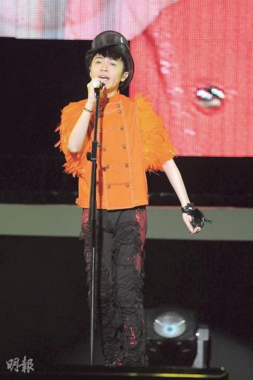挑戰連唱多首廣東歌的青峰不忿被罵發音差,笑罵歌迷是臭嘴、賤人,並決意不再唱廣東歌。(攝影:孫華中)何韻詩與青峰合唱《波西米亞》抒發近日天災人禍的不幸。(攝影:孫華中)吳媽媽是座上客,但打扮非常亮麗,不遜台上的歌手。(攝影:孫華中)「大佬」何韻詩與「小妹」吳青峰惺惺相惜,在台上互擁。(攝影:孫華中)陳福兌現承諾在蘇打綠首次踏上紅館的演唱會脫去上衣,以答謝歌迷支持。(攝影:孫華中)青峰不敢唱黃耀明的歌,他只敢唱王菲和張國榮的名曲。(攝影:孫華中)蘇打綠首次踏足紅館舞台難掩興奮心情,希望下次挑戰連唱7 挑戰連唱多首廣東歌的青峰不忿被罵發音差,笑罵歌迷是臭嘴、賤人,並決意不再唱廣東歌。(攝影:孫華中)何韻詩與青峰合唱《波西米亞》抒發近日天災人禍的不幸。(攝影:孫華中)吳媽媽是座上客,但打扮非常亮麗,不遜台上的歌手。(攝影:孫華中)「大佬」何韻詩與「小妹」吳青峰惺惺相惜,在台上互擁。(攝影:孫華中)陳福兌現承諾在蘇打綠首次踏上紅館的演唱會脫去上衣,以答謝歌迷支持。(攝影:孫華中)青峰不敢唱黃耀明的歌,他只敢唱王菲和張國榮的名曲。(攝影:孫華中)蘇打綠首次踏足紅館舞台難掩興奮心情,希望下次挑戰連唱7