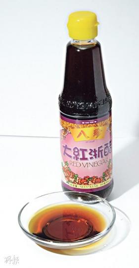 常見於南方，為糯米釀製的醋。廣東人常吃，幾乎每間雲吞麵店也有供應。（陳淑安攝）以高粱為原材料，多見於北方。發酵時間較長，酸味嗆鼻，醋香濃烈。（陳淑安攝）薑醋不可少的材料。以米醋為底，加入藥材、糖煮製，質感較濃稠。（陳淑安攝）（左：5%酸度，右：2%酸度）以大米釀製。左邊沒有經蒸餾，釀製時間較長，顏色較深，比圖右經蒸餾的味道更醇香。（陳淑安攝）糯米為原材料。常用於上海菜，小籠包蘸來吃，或加點糖作大閘蟹醋。（陳淑安攝）葡萄連皮榨煮濃縮，放入木桶發酵，起碼陳釀十多年，質感濃稠，香醇帶甜味道較複雜。（陳