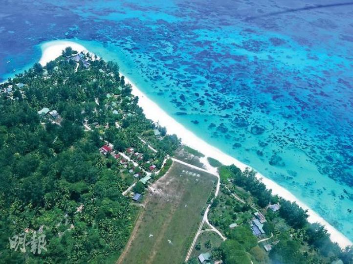 Denis Island在1773年由法國探險家Denis de Trobriand發現,故以他名字命名。(黃潔玲攝)快到Denis Island了,眼下的海呈現了一叢一叢的海草。(黃潔玲攝)酒店大堂毗連餐廳,以最天然的泥土色為主,看着舒服。(黃潔玲攝)房間都沒有鎖匙,設計簡單而舒服。(黃潔玲攝)整個島都是椰子樹,工人忙着加工。(黃潔玲攝)島上有塞舌爾有名的巨龜,「牠們都很友善,許多塞舌爾人視之為寵物,養在後園裏」,酒店經理Salvatore Puma(圖)說。(黃潔玲攝)Denis Islan Denis Island在1773年由法國探險家Denis de Trobriand發現,故以他名字命名。(黃潔玲攝)快到Denis Island了,眼下的海呈現了一叢一叢的海草。(黃潔玲攝)酒店大堂毗連餐廳,以最天然的泥土色為主,看着舒服。(黃潔玲攝)房間都沒有鎖匙,設計簡單而舒服。(黃潔玲攝)整個島都是椰子樹,工人忙着加工。(黃潔玲攝)島上有塞舌爾有名的巨龜,「牠們都很友善,許多塞舌爾人視之為寵物,養在後園裏」,酒店經理Salvatore Puma(圖)說。(黃潔玲攝)Denis Islan
