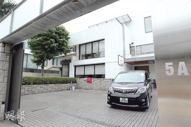 唐英年位於約道5A及7號大宅去年被本報揭發在泳池下僭建了地庫,事後屋宇署證實7號大宅地底僭建了一個面積達2000多呎的地庫,並於今年初對相關人等提出檢控,包括唐太郭妤淺。案件今日提堂,圖為5A大宅現况。(郭慶輝攝) 唐英年位於約道5A及7號大宅去年被本報揭發在泳池下僭建了地庫,事後屋宇署證實7號大宅地底僭建了一個面積達2000多呎的地庫,並於今年初對相關人等提出檢控,包括唐太郭妤淺。案件今日提堂,圖為5A大宅現况。(郭慶輝攝)