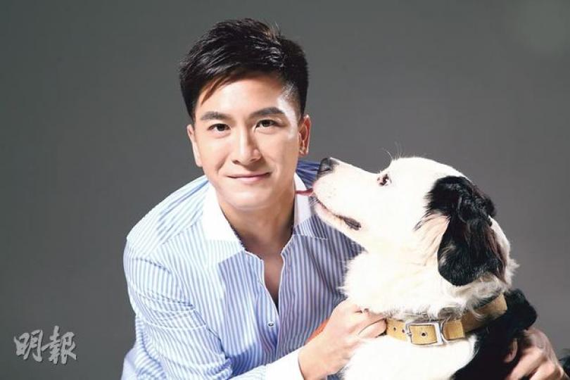 馬國明覺得狗狗很懂得人的心情。(微博圖片) 馬國明覺得狗狗很懂得人的心情。(微博圖片)