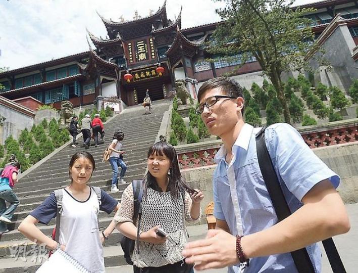 從陝西到二王廟遊玩的金先生（右）非常失望，認為古建築的味道盡失。（余俊亮攝）