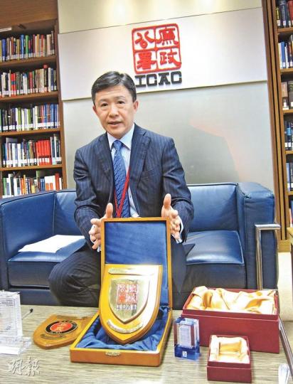 廉政專員白韞六表示,會坦誠公布廉署過去5年的酬酢及送禮開支,強調公帑開支應具透明度及負責任,承諾會大公無私處理今次前專員湯顯明豪華揮霍事件。(曾錦雯攝) 廉政專員白韞六表示,會坦誠公布廉署過去5年的酬酢及送禮開支,強調公帑開支應具透明度及負責任,承諾會大公無私處理今次前專員湯顯明豪華揮霍事件。(曾錦雯攝)