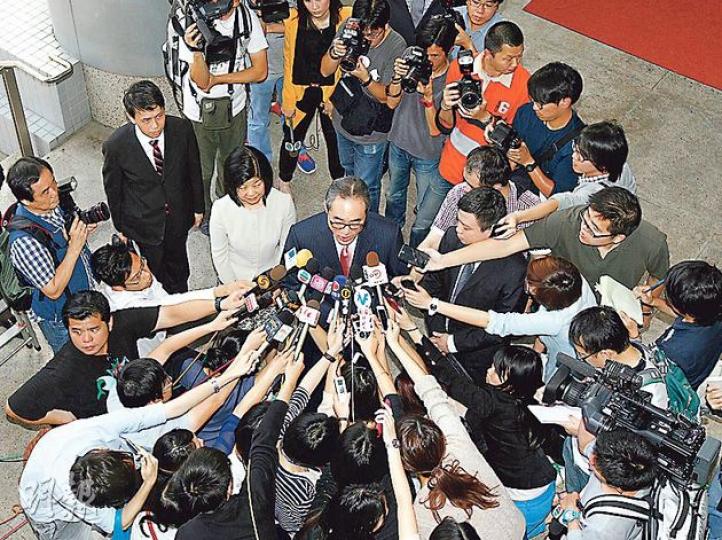 唐宅僭建案吸引十數間媒體到庭採訪,法庭須採取排隊取籌的方式安排記者入座記者席。圖中為唐英年夫婦。(李紹昌攝) 唐宅僭建案吸引十數間媒體到庭採訪,法庭須採取排隊取籌的方式安排記者入座記者席。圖中為唐英年夫婦。(李紹昌攝)