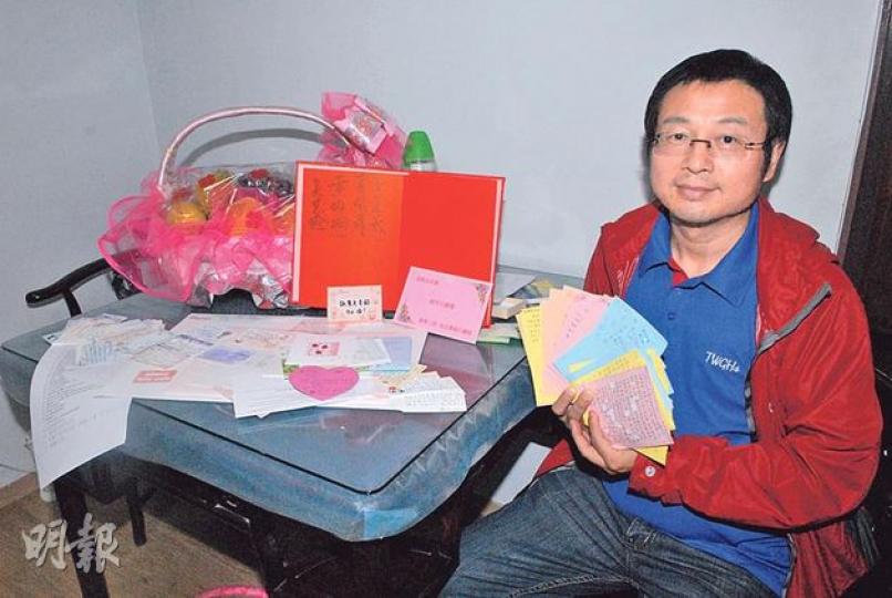中學教師胡東兵(圖)與妻子因誤吃有毒野菇致一度危殆,妻子更要換肝續命,幸兩夫婦終渡過危險期。胡東兵稱最感動的是出事後不斷收到學生、朋友及同事的賀卡祝福,令他精神大振,而圖中果籃為教育局長吳克儉日前探病所送。(雲錦鋒攝) 中學教師胡東兵(圖)與妻子因誤吃有毒野菇致一度危殆,妻子更要換肝續命,幸兩夫婦終渡過危險期。胡東兵稱最感動的是出事後不斷收到學生、朋友及同事的賀卡祝福,令他精神大振,而圖中果籃為教育局長吳克儉日前探病所送。(雲錦鋒攝)