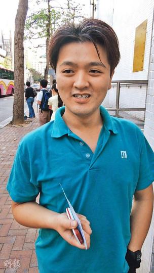 見義勇為勇擒刀匪的清潔工人楊正達,原來年輕時亦曾因行劫傷人而被判入教導所,但楊指父母當年風雨無間探監,令他深受感動,出獄後決定重新做人。(林智傑攝) 見義勇為勇擒刀匪的清潔工人楊正達,原來年輕時亦曾因行劫傷人而被判入教導所,但楊指父母當年風雨無間探監,令他深受感動,出獄後決定重新做人。(林智傑攝)