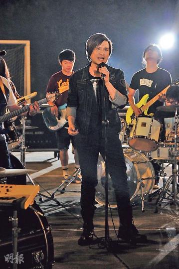 葉世榮前晚拍攝新歌《薪火相傳》MV,他透露歌曲是表達將搖滾精神一代代地傳下去的意思。(攝影:梁迺楠) 葉世榮前晚拍攝新歌《薪火相傳》MV,他透露歌曲是表達將搖滾精神一代代地傳下去的意思。(攝影:梁迺楠)