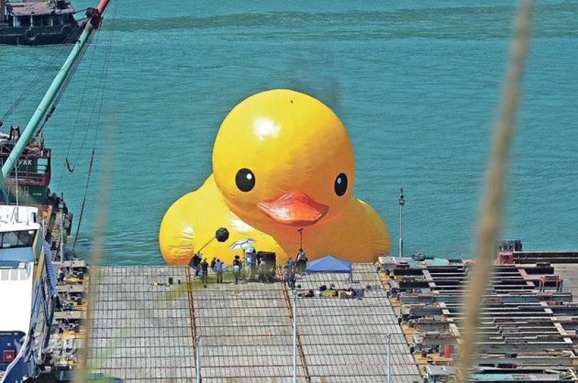 Rubber Duck來了!昨日試水令一眾粉絲好興奮。(攝影﹕梁榮達、黃梓烜、劉永銳)多啦A夢跟Rubber Duck世紀合照,問你暈未?(攝影﹕梁榮達、黃梓烜、劉永銳)杜汶澤有機會跟Rubber Duck影合照,未埋位都笑笑口。(攝影﹕梁榮達、黃梓烜、劉永銳) Rubber Duck來了!昨日試水令一眾粉絲好興奮。(攝影﹕梁榮達、黃梓烜、劉永銳)多啦A夢跟Rubber Duck世紀合照,問你暈未?(攝影﹕梁榮達、黃梓烜、劉永銳)杜汶澤有機會跟Rubber Duck影合照,未埋位都笑笑口。(攝影﹕梁榮達、黃梓烜、劉永銳)