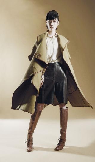 Gaby Aghion Fall Winter 1960米色絲質恤衫$10,150、Hannah MacGibbon Fall Winter 2009卡其色羊毛披風外套$31,460、深啡色皮褲$26,140、Phoebe Philo Fall Winter 2004 啡色蛇皮長靴$21,760(陳淑安攝) Gaby Aghion Fall Winter 1960米色絲質恤衫$10,150、Hannah MacGibbon Fall Winter 2009卡其色羊毛披風外套$31,460、深啡色皮褲$26,140、Phoebe Philo Fall Winter 2004 啡色蛇皮長靴$21,760(陳淑安攝)