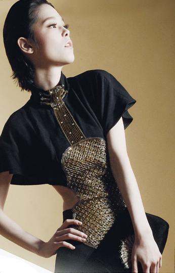 Karl Lagerfeld Spring Summer 1983黑色腰間鏤空小提琴晚裝$25,080、Karl Lagerfeld Fall Winter 1979黑色繡扇clutch $14,710(陳淑安攝) Karl Lagerfeld Spring Summer 1983黑色腰間鏤空小提琴晚裝$25,080、Karl Lagerfeld Fall Winter 1979黑色繡扇clutch $14,710(陳淑安攝)