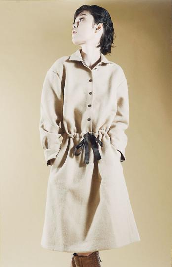 Gaby Aghion Fall Winter 1960米色恤衫連身裙$15,470、Phoebe Philo Fall Winter 2004啡色蛇皮長靴$21,760(陳淑安攝) Gaby Aghion Fall Winter 1960米色恤衫連身裙$15,470、Phoebe Philo Fall Winter 2004啡色蛇皮長靴$21,760(陳淑安攝)