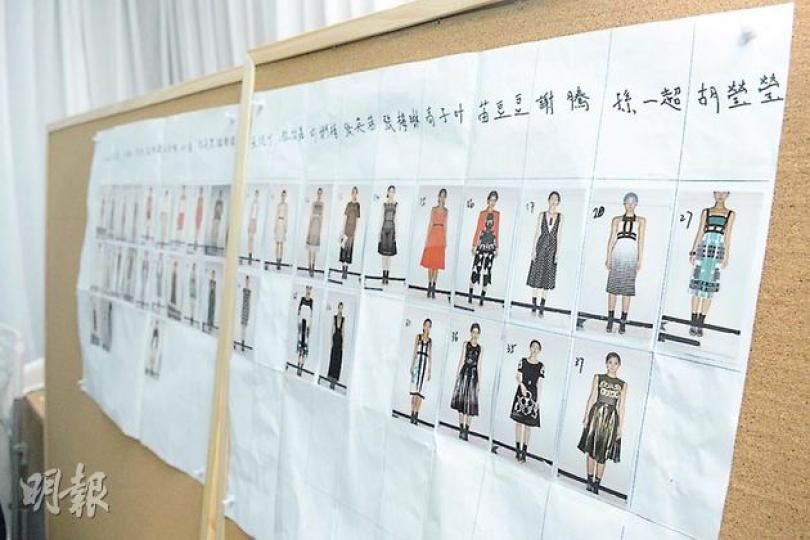 今次在北京舉行的珠寶時裝騷,Vivienne Tam清一色用上中國模特兒,比起之前在紐約的時裝騷,今次只有中國模特兒的安排,似乎將這中國傳統「五行」概念演繹得更突出也更有韻味。(陳淑安攝)開騷前在後台的模特兒已「全副武裝」作最後準備,但看那麼大一塊耳環,現實中又有多少人會戴出街?所以Vivienne Tam又特別設計了一系列配合市場的版本,全都是較簡單易襯的款式。(陳淑安攝)黃金豈止用在珠寶上?要突顯主題,Vivienne Tam也是第一次在連身裙上綴滿金片,每一片都是足金,是名副其實的金裙,再 今次在北京舉行的珠寶時裝騷,Vivienne Tam清一色用上中國模特兒,比起之前在紐約的時裝騷,今次只有中國模特兒的安排,似乎將這中國傳統「五行」概念演繹得更突出也更有韻味。(陳淑安攝)開騷前在後台的模特兒已「全副武裝」作最後準備,但看那麼大一塊耳環,現實中又有多少人會戴出街?所以Vivienne Tam又特別設計了一系列配合市場的版本,全都是較簡單易襯的款式。(陳淑安攝)黃金豈止用在珠寶上?要突顯主題,Vivienne Tam也是第一次在連身裙上綴滿金片,每一片都是足金,是名副其實的金裙,再