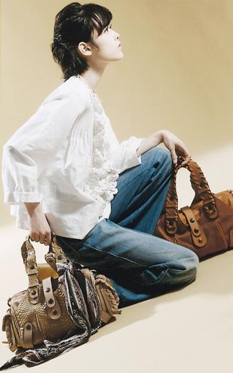 Phoebe Philo Spring Summer 2006白色花領恤衫$26,140、啡色木踭涼鞋$6470、Phoebe Philo Spring Summer 2004藍色牛仔褲$4000、Phoebe Philo Fall Winter 2004啡色Silverado手袋$16,910、啡色Silverado蟒蛇皮手袋$33,930、啡色印花絲巾$2150(陳淑安攝) Phoebe Philo Spring Summer 2006白色花領恤衫$26,140、啡色木踭涼鞋$6470、Phoebe Philo Spring Summer 2004藍色牛仔褲$4000、Phoebe Philo Fall Winter 2004啡色Silverado手袋$16,910、啡色Silverado蟒蛇皮手袋$33,930、啡色印花絲巾$2150(陳淑安攝)