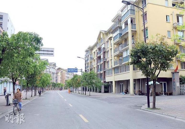 「壹街區」的街道白天空空蕩蕩，汽車行人稀少。（許書凎攝）