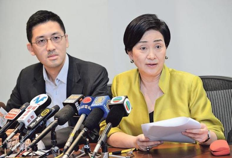 民主黨主席劉慧卿（右）及曾任廉署調查主任的總幹事林卓廷（左），質疑湯顯明帶同女友及朋友利用公帑宴請內地官員並不恰當。（盧翊銘攝）