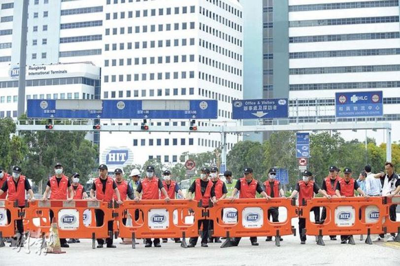 罷工碼頭工人昨在貨櫃碼頭慢行示威，香港國際貨櫃碼頭（HIT）派出大批保安員駐守。（葉家豪攝）