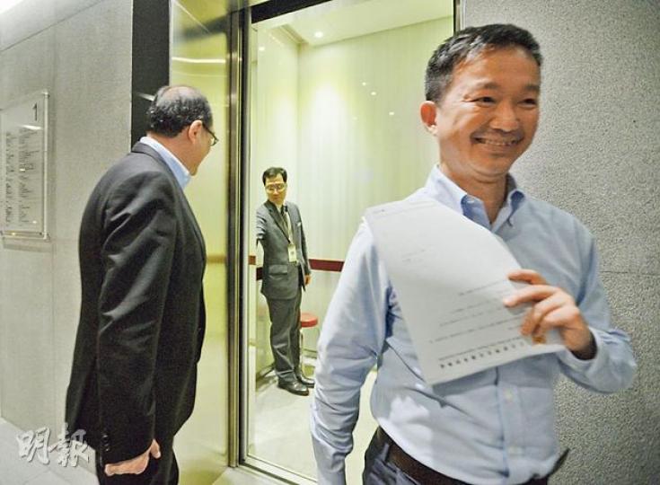 立法會昨午懷疑有人按了電梯所有樓層，令要返回會議廳開會的議員「被迫遊電梯河」，差點趕不及開會。其後立法會一度派了保安（中）操作電梯。圖左為議員林大輝，圖右為發動拉布者之一人民力量陳志全。（盧翊銘攝）