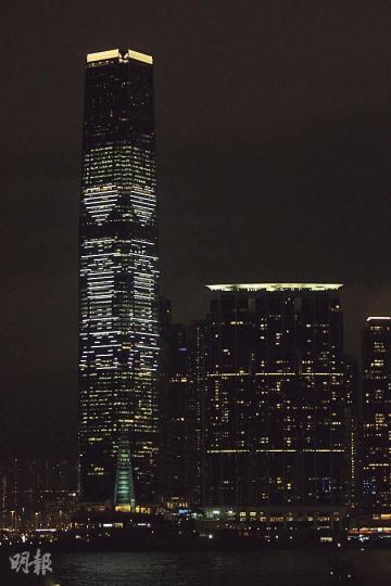 「ICC聲光耀維港」燈光動畫參考中國水墨畫概念，配以10種不同光度LED系統，以柔和動畫效果融入自然環境。喺表演開首及結束，都會展示「心繫香港」主題。（郭慶輝攝）「ICC聲光耀維港」完show後就橫風橫雨，工作人員即刻打傘搬椅。（郭慶輝攝）旅發局主席林建岳（左）、新地主席兼董事總經理郭炳聯（中）同李麗珊（右）主持啟動儀式。 （郭慶輝攝）