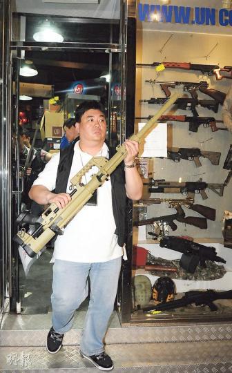 警方前日下午突擊搜查灣仔道224號一槍店,檢獲46支氣槍,其中包括懷疑是M200長槍,未改裝的市價約8000至9000元,改裝後售價料會更高。(蔡方山攝)警方在灣仔道一槍店檢獲的氣槍,其中相信是有「沙漠之鷹」之稱的短槍(右),市值數百至千元不等。(蔡方山攝)警方今次檢獲700多支超過法定焦耳氣槍的槍店是家族式經營,警員在灣仔門市拘捕3男1女,其中左方戴口罩及穿黑衣者為店東親妹,負責看管灣仔門市。(蔡方山攝) 警方前日下午突擊搜查灣仔道224號一槍店,檢獲46支氣槍,其中包括懷疑是M200長槍,未改裝的市價約8000至9000元,改裝後售價料會更高。(蔡方山攝)警方在灣仔道一槍店檢獲的氣槍,其中相信是有「沙漠之鷹」之稱的短槍(右),市值數百至千元不等。(蔡方山攝)警方今次檢獲700多支超過法定焦耳氣槍的槍店是家族式經營,警員在灣仔門市拘捕3男1女,其中左方戴口罩及穿黑衣者為店東親妹,負責看管灣仔門市。(蔡方山攝)