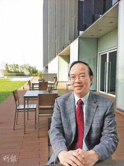 馬逢國在立法會戶外茶座接受訪問。被問及香港能否仿效韓國政府，大力資助電影業，他說香港很難做到，反問﹕「是否想政府搞幾間官辦電影公司？」（黃振豪攝）