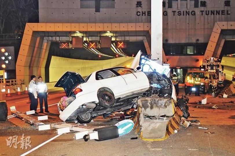 私家車在青衣長青隧道入口飛撞龍門架後，3名滿身酒氣男子浴血車內，送院後一危兩重傷。（蔡方山攝）男司機頭部受傷，送院時需固定頭部及用氧氣罩協助呼吸。（蔡方山攝）