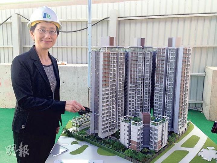 市建局行政總監譚小瑩昨介紹啟德「樓換樓」項目時表示，項目採用多項環保設計，並注重公共空間，其中3幢高座大廈頂層將設立觀景長廊及休憩空間，低座大廈亦設有天台花園；項目地下花園更設社區園圃，可供住戶租用耕種。（黃俊鋒攝）