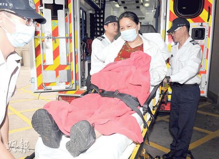 被跳樓婦人撞穿天花,單位女戶主飽受驚嚇之餘,腳部亦被石屎擊傷送院。(蔡方山攝) 被跳樓婦人撞穿天花,單位女戶主飽受驚嚇之餘,腳部亦被石屎擊傷送院。(蔡方山攝)