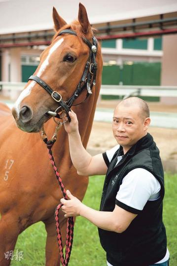 一家三代都與馬結緣的助理練馬師的蘇偉賢（圖），今年7月將晉升為練馬師。周日他會最後一次以助理練馬師身分領馬出戰「女皇盃」，希望取得勝利。（黃志東攝）