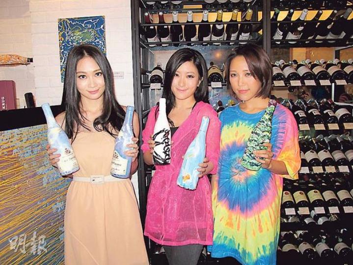 楊焉(左起)、Winkie、鍾舒漫同樣喜歡飲酒。(攝影/記者:柯美) 楊焉(左起)、Winkie、鍾舒漫同樣喜歡飲酒。(攝影/記者:柯美)