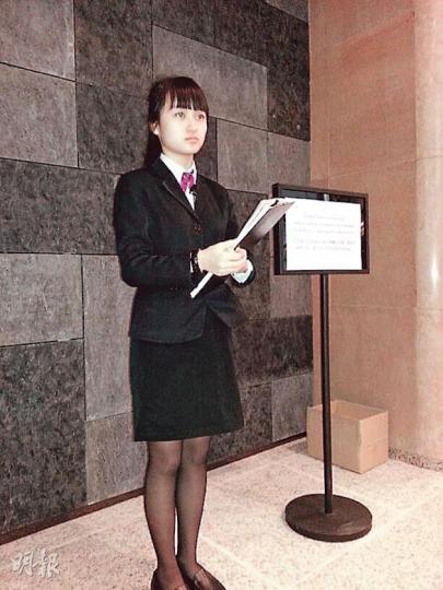 太古表明會派出職員或保安員,全日24小時在DUNBAR PLACE售樓處外「站崗」,確保準買家任何時候都能獲取樓書。(林可為攝) 太古表明會派出職員或保安員,全日24小時在DUNBAR PLACE售樓處外「站崗」,確保準買家任何時候都能獲取樓書。(林可為攝)