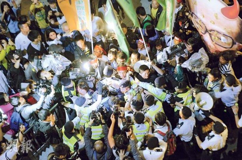 近千集會人士遊行到禮賓府時,本來只佔兩條行車線,但警方封鎖花園道4條行車線,並批評遊行人士佔據所有行車線,示威者一度企圖衝過警方人牆,但不果,最後返回行人路繼續前往禮賓府。(劉焌陶攝) 集會人士浩浩蕩蕩前往禮賓府示威,警方一度手牽手築成單排人牆阻擋,但十多分鐘後被衝破。(劉焌陶攝) 遊行人士在禮賓府外舉起特首梁振英和勞工及福利局長張建宗的大型紙牌公仔,要求前者介入工潮,又批評後者在工潮事件「潛水」不見蹤影。(葉家豪攝) 大批工人昨晚趁政務司長林鄭月娥出席勞動節酒會,在會場外要求與林太對話,有人更 近千集會人士遊行到禮賓府時,本來只佔兩條行車線,但警方封鎖花園道4條行車線,並批評遊行人士佔據所有行車線,示威者一度企圖衝過警方人牆,但不果,最後返回行人路繼續前往禮賓府。(劉焌陶攝) 集會人士浩浩蕩蕩前往禮賓府示威,警方一度手牽手築成單排人牆阻擋,但十多分鐘後被衝破。(劉焌陶攝) 遊行人士在禮賓府外舉起特首梁振英和勞工及福利局長張建宗的大型紙牌公仔,要求前者介入工潮,又批評後者在工潮事件「潛水」不見蹤影。(葉家豪攝) 大批工人昨晚趁政務司長林鄭月娥出席勞動節酒會,在會場外要求與林太對話,有人更