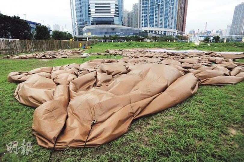 《複雜物堆》展品最終抵受唔住風吹雨打突然爆開,慘變一堆啡色嘅物體。(葉家豪攝) 被網民笑似糞便嘅《複雜物堆》呢幾日受盡風吹雨打,噚日朝早已經開始漏氣。(曾安迪攝) 《複雜物堆》展品最終抵受唔住風吹雨打突然爆開,慘變一堆啡色嘅物體。(葉家豪攝) 被網民笑似糞便嘅《複雜物堆》呢幾日受盡風吹雨打,噚日朝早已經開始漏氣。(曾安迪攝)