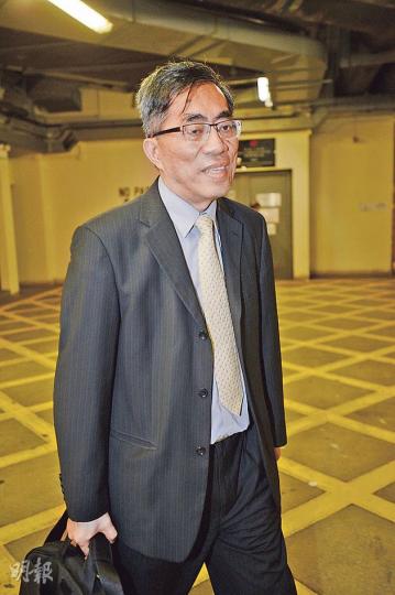 曾景文(圖)在審訊期間經常眉頭緊蹙,他昨離開法院時面露微笑,未如前幾天審訊時般緊張。(盧翊銘攝) 控方在下周一將會播放麥齊光(右)與曾景文與廉署的警誡錄影會面。(盧翊銘攝) 曾景文(圖)在審訊期間經常眉頭緊蹙,他昨離開法院時面露微笑,未如前幾天審訊時般緊張。(盧翊銘攝) 控方在下周一將會播放麥齊光(右)與曾景文與廉署的警誡錄影會面。(盧翊銘攝)
