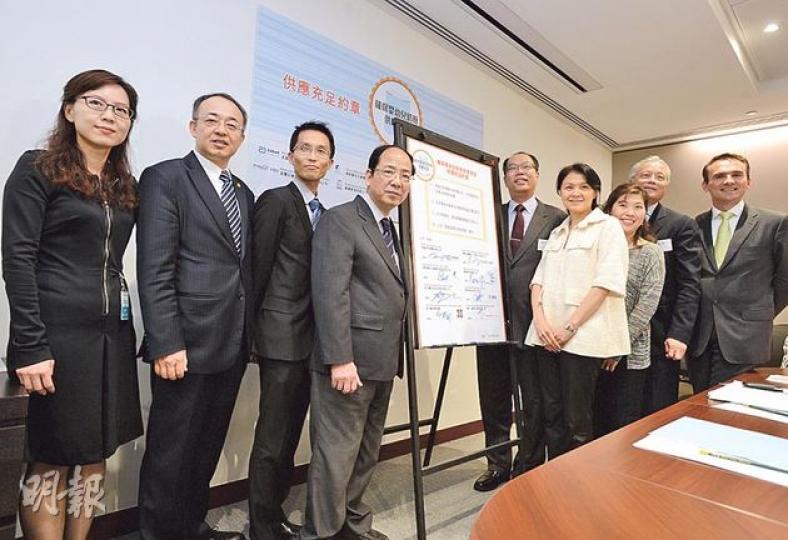 七大奶粉供應商與及港九藥房總商會表示,若五一黃金周後仍有奶粉荒狀况,會考慮啟動「奶粉券」訂貨制度。(盧翊銘攝) 七大奶粉供應商與及港九藥房總商會表示,若五一黃金周後仍有奶粉荒狀况,會考慮啟動「奶粉券」訂貨制度。(盧翊銘攝)