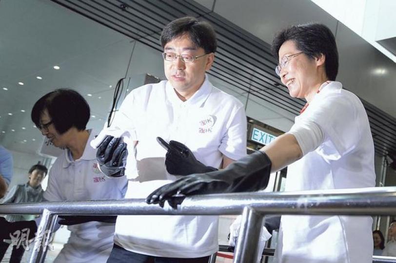 政務司長林鄭月娥(右)與食物及衛生局長高永文(左)在大埔墟街市為「全城清潔運動」揭幕,兩人用消毒劑拭抹街市熟食中心一個扶手欄杆。(葉家豪攝) 大埔鄉事會坊一菜檔外,檔主將發泡膠箱、竹籮與菜頭菜尾等隨意丟棄在店門前一個泊車位上。(楊德銘攝) 在筲箕灣海晏街附近後巷,不少人將垃圾到處亂棄,雨後濕漉漉,還可清晰看見蟑螂屍體(紅圈示)。(楊德銘攝) 政務司長林鄭月娥(右)與食物及衛生局長高永文(左)在大埔墟街市為「全城清潔運動」揭幕,兩人用消毒劑拭抹街市熟食中心一個扶手欄杆。(葉家豪攝) 大埔鄉事會坊一菜檔外,檔主將發泡膠箱、竹籮與菜頭菜尾等隨意丟棄在店門前一個泊車位上。(楊德銘攝) 在筲箕灣海晏街附近後巷,不少人將垃圾到處亂棄,雨後濕漉漉,還可清晰看見蟑螂屍體(紅圈示)。(楊德銘攝)
