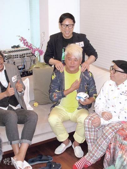 陳志雲不介意幫阿叻按摩,似乎非常老友。(攝影/記者:楊安莉) 陳志雲不介意幫阿叻按摩,似乎非常老友。(攝影/記者:楊安莉)