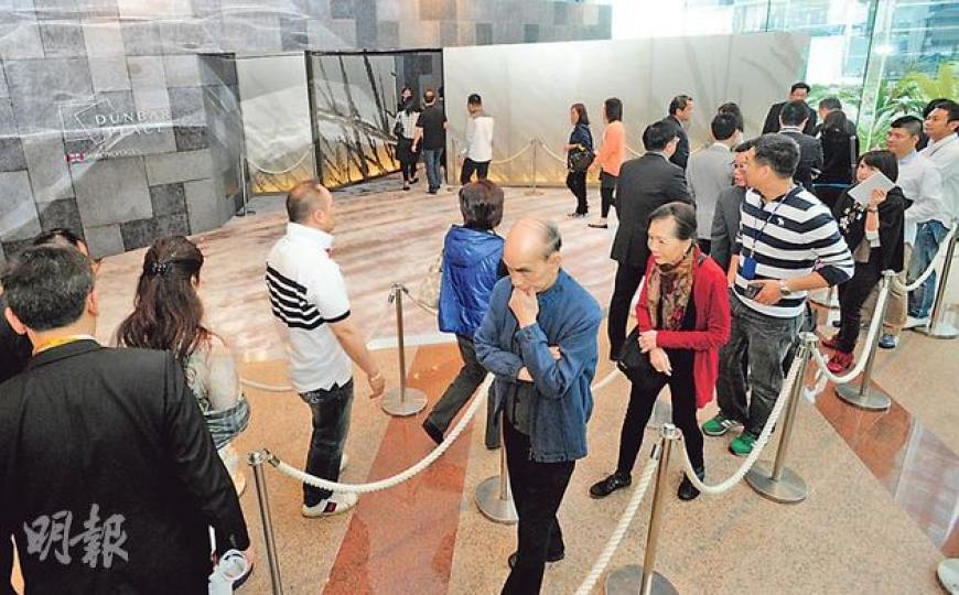 太古地產DUNBAR PLACE,昨正式對外開放設於太古城中心3座的示範單位,秩序理想。經紀在場「拉客」不太積極,可能是擔心遭監管局或傳媒派員「放蛇」。(尹錦恩攝)為顯示銷售透明度,太古亦容許DUNBAR PLACE的睇樓人士,在「清水房」內自由度尺拍照。(林可為攝)DUNBAR PLACE睇樓客陸小姐認為,今後的新推樓盤一律取消建築面積,相信港人要慢慢適應。不過,她對周一起生效的一手新例,就表示不清楚具體內容。(尹錦恩攝) 太古地產DUNBAR PLACE,昨正式對外開放設於太古城中心3座的示範單位,秩序理想。經紀在場「拉客」不太積極,可能是擔心遭監管局或傳媒派員「放蛇」。(尹錦恩攝)為顯示銷售透明度,太古亦容許DUNBAR PLACE的睇樓人士,在「清水房」內自由度尺拍照。(林可為攝)DUNBAR PLACE睇樓客陸小姐認為,今後的新推樓盤一律取消建築面積,相信港人要慢慢適應。不過,她對周一起生效的一手新例,就表示不清楚具體內容。(尹錦恩攝)