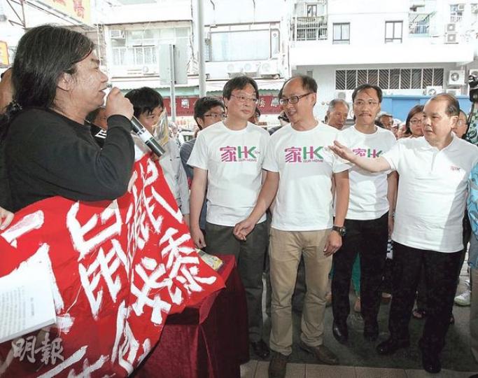 勞工及福利局長張建宗(右)昨到九龍城街市參與全城清潔運動,遇上聲援碼頭工人罷工的示威者,包括社民連立法會議員梁國雄(左),張最終無法親身落手清潔,僅逗留15分鐘便迅速離開。(李紹昌攝)碼頭工潮的罷工工人昨日在長江集團中心外繼續集會,並舉行「家庭樂活動」,有家長帶同子女到場支持工人,更一同製作各工種的木偶公仔。(盧翊銘攝)(明報製圖) 勞工及福利局長張建宗(右)昨到九龍城街市參與全城清潔運動,遇上聲援碼頭工人罷工的示威者,包括社民連立法會議員梁國雄(左),張最終無法親身落手清潔,僅逗留15分鐘便迅速離開。(李紹昌攝)碼頭工潮的罷工工人昨日在長江集團中心外繼續集會,並舉行「家庭樂活動」,有家長帶同子女到場支持工人,更一同製作各工種的木偶公仔。(盧翊銘攝)(明報製圖)