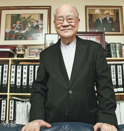 前港區全國人大代表吳康民是培僑中學校董會主席,家住培僑中學的宿舍,辦公室仍擺放了不少跟中央領導人的合照。吳說會繼續撰文月旦時事,但笑言不能期望他經常有料爆,因為他已是「過氣老共」,近年很少接觸內地官員。(李紹昌攝)
前港區全國人大代表吳康民是培僑中學校董會主席,家住培僑中學的宿舍,辦公室仍擺放了不少跟中央領導人的合照。吳說會繼續撰文月旦時事,但笑言不能期望他經常有料爆,因為他已是「過氣老共」,近年很少接觸內地官員。(李紹昌攝)