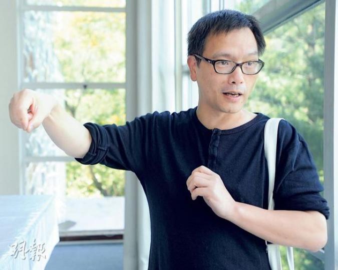 政治與行政學系助理教授周保松(葉家豪攝)「天人合一」,原來新亞錢穆先生所提出,人生的理想狀態,被形象化地建成中大知名景點。往日水天一色,今日則要小心翼翼,行得太近,就見新建的科學園樓宇群把「天人分割」了,可以想像,若海面再收窄,站在哪裏都沒法再看見水天一色的景致。(葉家豪攝)新亞水塔,有「君子塔」之稱,數十年來堅強、剛直地屹立在中大山頂上,從火車站一出來就遙遙望見,是新亞人的靈魂象徵。近年卻被新建高樓遮擋,遠看只剩一粒塔頂,未來更會在旁邊建一幢新宿舍,連近看都英姿不再了。(葉家豪攝)崇基教堂外望 政治與行政學系助理教授周保松(葉家豪攝)「天人合一」,原來新亞錢穆先生所提出,人生的理想狀態,被形象化地建成中大知名景點。往日水天一色,今日則要小心翼翼,行得太近,就見新建的科學園樓宇群把「天人分割」了,可以想像,若海面再收窄,站在哪裏都沒法再看見水天一色的景致。(葉家豪攝)新亞水塔,有「君子塔」之稱,數十年來堅強、剛直地屹立在中大山頂上,從火車站一出來就遙遙望見,是新亞人的靈魂象徵。近年卻被新建高樓遮擋,遠看只剩一粒塔頂,未來更會在旁邊建一幢新宿舍,連近看都英姿不再了。(葉家豪攝)崇基教堂外望