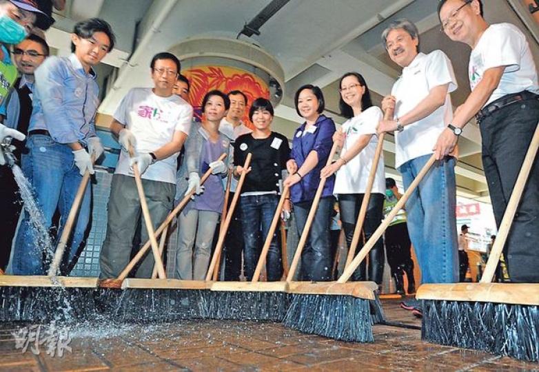 財政司長曾俊華(右二)昨日出席全城清潔運動,在灣仔洗街。他指摘議員「拉布」令整個立法會程序癱瘓,希望有關議員適可而止。(尹錦恩攝)
財政司長曾俊華(右二)昨日出席全城清潔運動,在灣仔洗街。他指摘議員「拉布」令整個立法會程序癱瘓,希望有關議員適可而止。(尹錦恩攝)