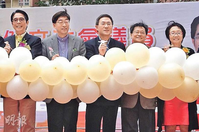 工聯會黃國健(左一)噚日喺秀茂坪邨嘅辦事處開幕,食衛局長高永文(左二)、勞工處長卓永興(中)等都有出席,黃國健乘機公開向高永文爭取喺啟德建全科醫院。右一為陳婉嫻。(何曉勤攝) 工聯會黃國健(左一)噚日喺秀茂坪邨嘅辦事處開幕,食衛局長高永文(左二)、勞工處長卓永興(中)等都有出席,黃國健乘機公開向高永文爭取喺啟德建全科醫院。右一為陳婉嫻。(何曉勤攝)