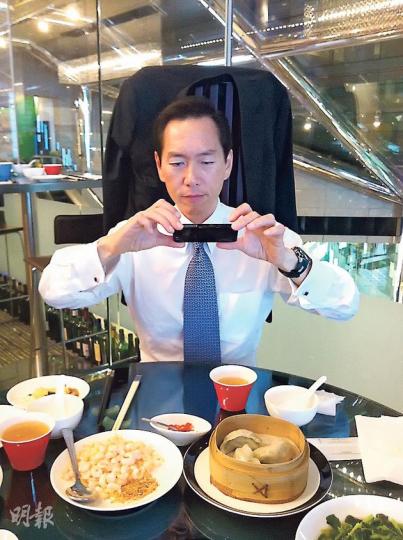 行會成員陳智思去食飯,拎起手機影相係做紀錄,因為有NGO搞活動,喺指定餐廳點選指定菜式,就會自動捐兩蚊做善事。(黃振豪攝) 行會成員陳智思去食飯,拎起手機影相係做紀錄,因為有NGO搞活動,喺指定餐廳點選指定菜式,就會自動捐兩蚊做善事。(黃振豪攝)
