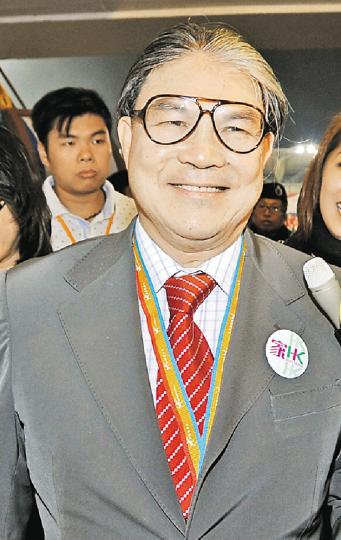 霍震霆變「霍四萬」,完全表露快將做爺爺的興奮心情。(攝影:鍾偉茵)阿倫的兒子被爆將以拔尖姿勢入讀牛津大學,李克勤致電給阿倫,也能感受到對方的頭痕。(攝影:鍾偉茵) 霍震霆變「霍四萬」,完全表露快將做爺爺的興奮心情。(攝影:鍾偉茵)阿倫的兒子被爆將以拔尖姿勢入讀牛津大學,李克勤致電給阿倫,也能感受到對方的頭痕。(攝影:鍾偉茵)