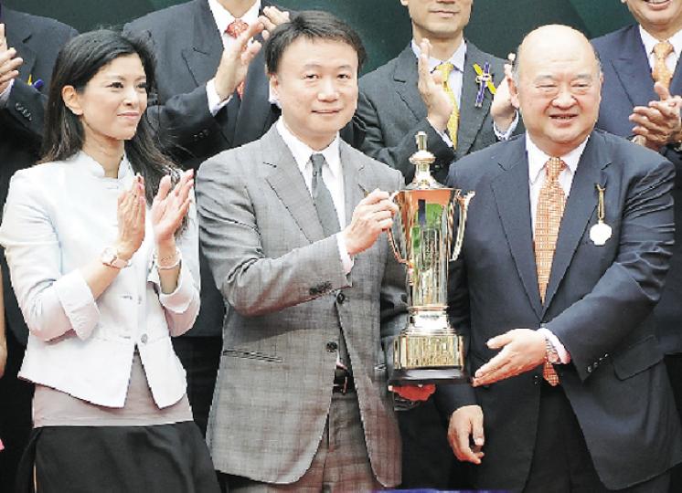 羅傑承與太太梁芷珊的愛駒於愛彼女皇盃勝出,羅傑承從終審法院首席法官馬道立(右)手中接過冠軍獎盃。(攝影:鍾偉茵、梁迺楠)劉鑾雄昨日與呂麗君去福臨門午膳,但大劉對記者的提問充耳不聞。(攝影:鍾偉茵、梁迺楠) 羅傑承與太太梁芷珊的愛駒於愛彼女皇盃勝出,羅傑承從終審法院首席法官馬道立(右)手中接過冠軍獎盃。(攝影:鍾偉茵、梁迺楠)劉鑾雄昨日與呂麗君去福臨門午膳,但大劉對記者的提問充耳不聞。(攝影:鍾偉茵、梁迺楠)