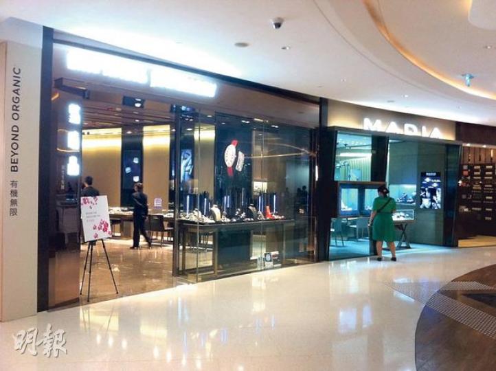 金價下跌吸引內地客長假期來港買金,反而其他鑽石首飾則遭冷待。圖為希慎廣場三樓兩間鑽飾店外無人潮。(陳子凌攝)金舖獨旺,名店失色。英國名牌Dunhill位於銅鑼灣時代廣場的門店,並未因內地長假期而出現「墟冚」場面。(陳子凌攝)黃金周概念褪色,昨日內地五一假首日,銅鑼灣多間商場的商舖丁財兩不旺。圖為銅鑼灣COACH專門店昨日下午鮮見顧客。(陳子凌攝) 金價下跌吸引內地客長假期來港買金,反而其他鑽石首飾則遭冷待。圖為希慎廣場三樓兩間鑽飾店外無人潮。(陳子凌攝)金舖獨旺,名店失色。英國名牌Dunhill位於銅鑼灣時代廣場的門店,並未因內地長假期而出現「墟冚」場面。(陳子凌攝)黃金周概念褪色,昨日內地五一假首日,銅鑼灣多間商場的商舖丁財兩不旺。圖為銅鑼灣COACH專門店昨日下午鮮見顧客。(陳子凌攝)